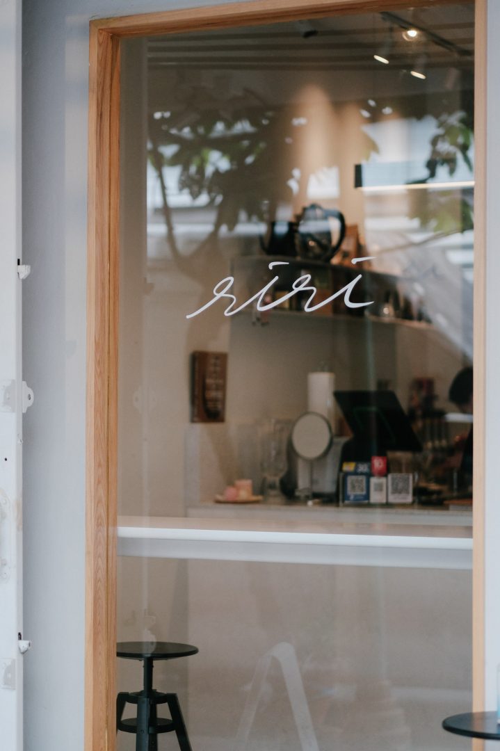 riricafe-welcomesign-minimal-signage3